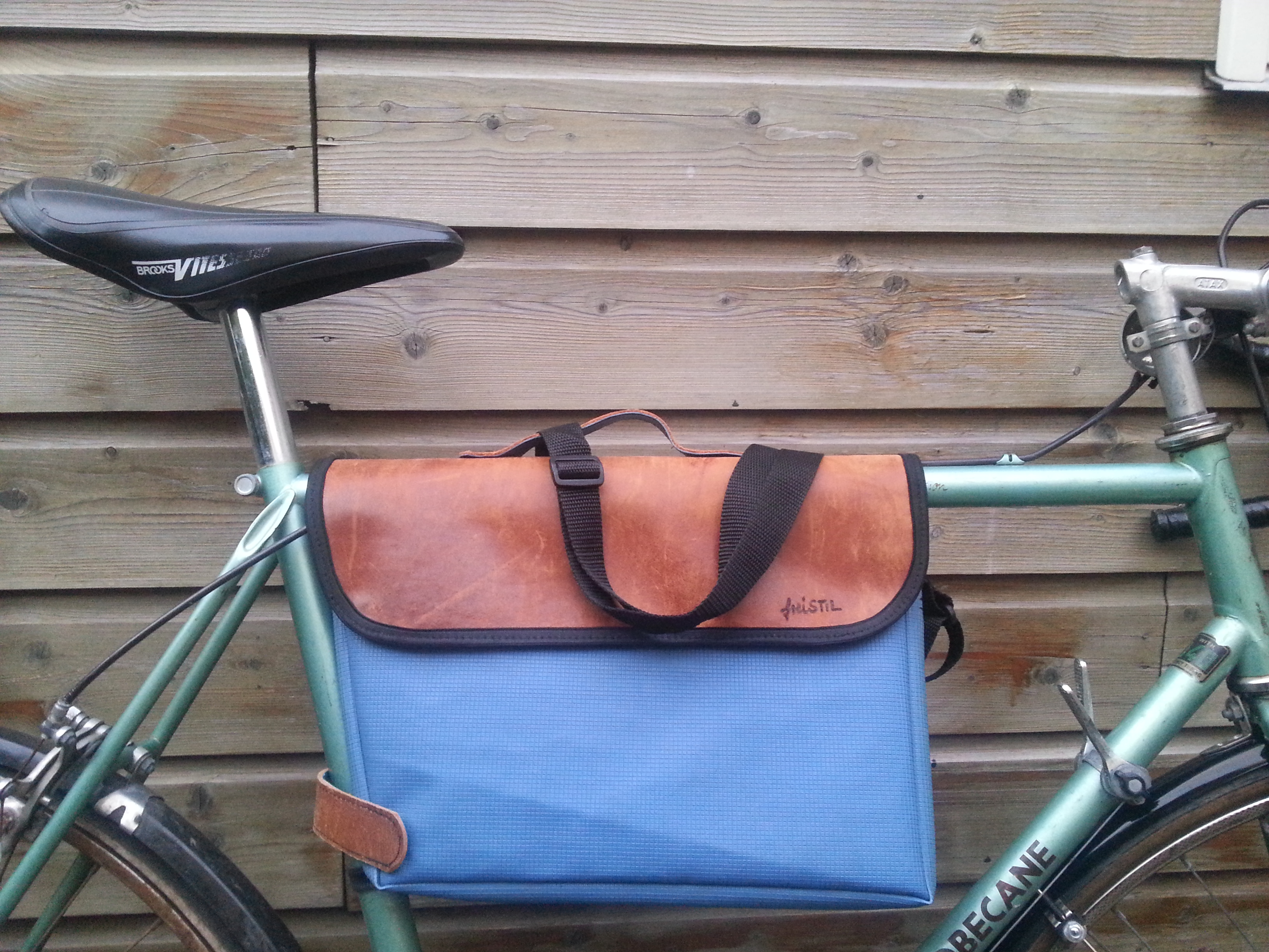 Mijn nieuwe tas is van oude gymtoestellen gemaakt